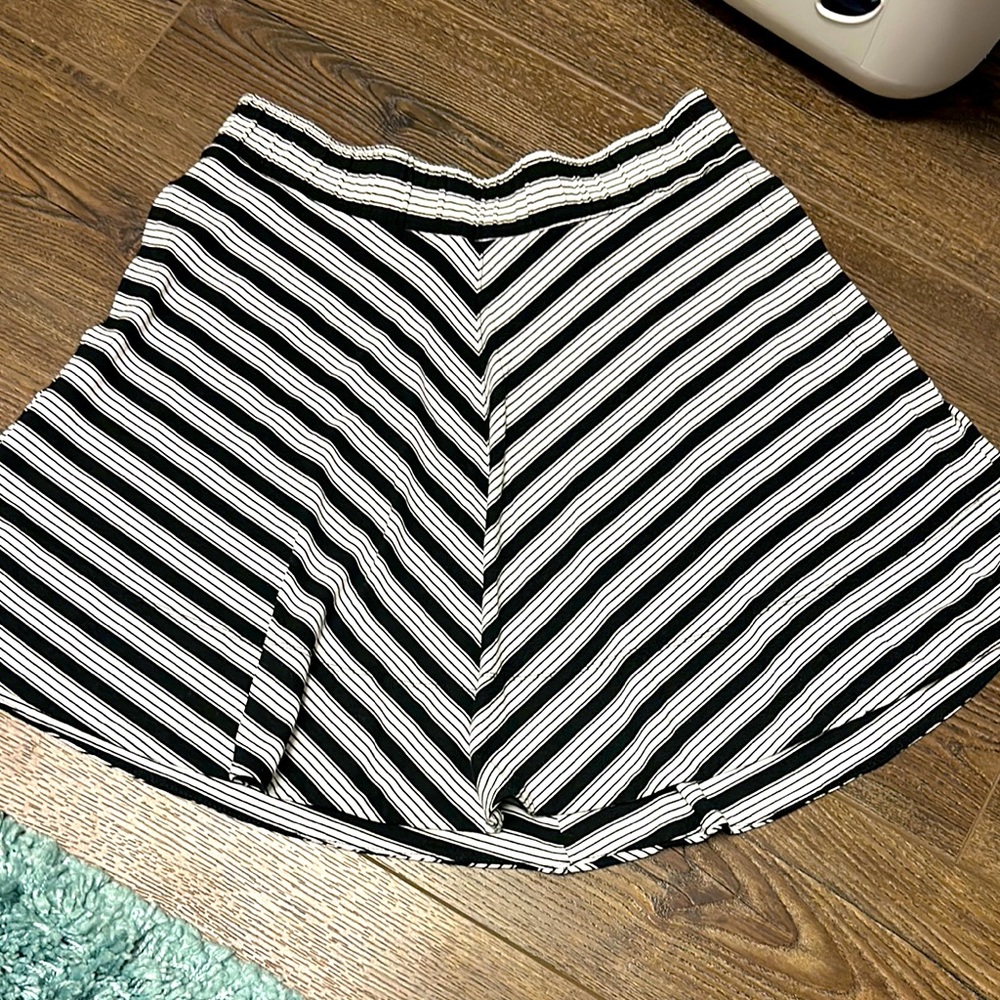 Loft Black and White Women's Skirt with pockets